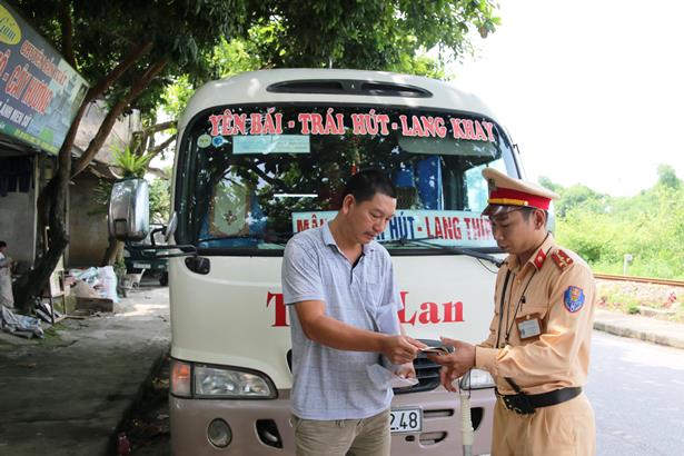 Cán bộ cảnh sát giao thông huyện Trấn Yên tăng cường tổng kiểm soát phương tiện tham gia giao thông